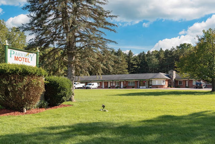 Parkway Motel - Real Estate Photos (newer photo)